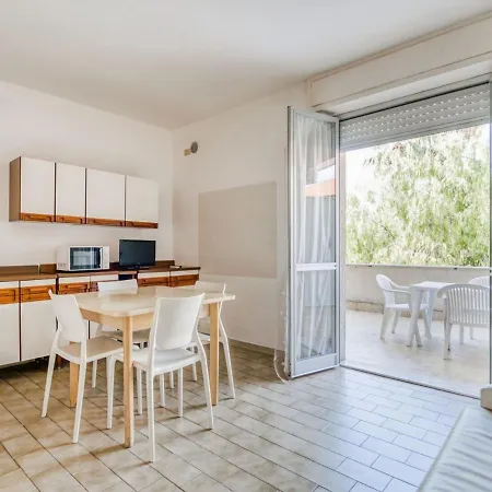 Inviting In With Swimming Pool דירה *