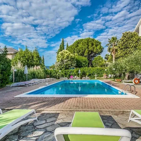 Apartamento Inviting In With Swimming Pool *