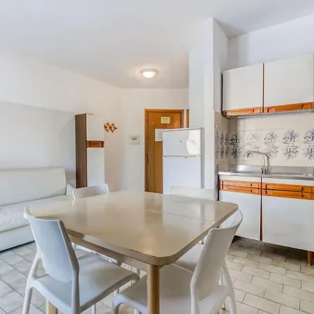 דירה Inviting In With Swimming Pool לואנו