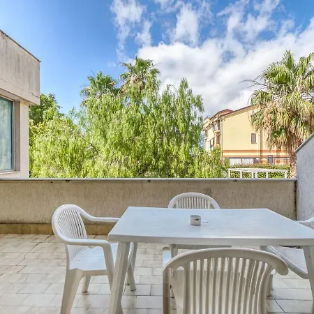 Inviting In With Swimming Pool לואנו
