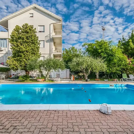 Inviting In With Swimming Pool Лоано