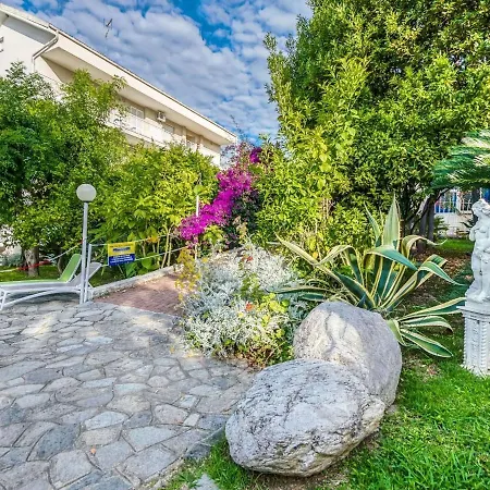 Inviting In With Swimming Pool Апартаменты *
