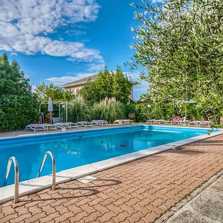 Inviting In With Swimming Pool * Лоано
