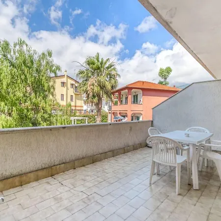 Апартаменты Inviting In With Swimming Pool