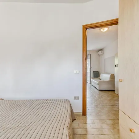 Апартаменты Inviting In With Swimming Pool